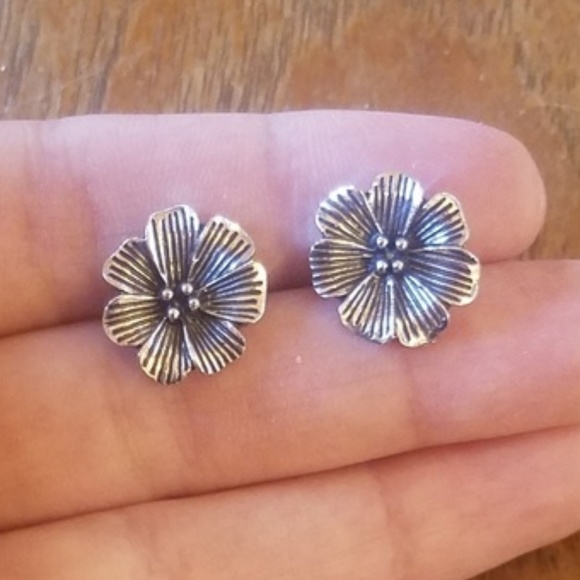NWOT Gorgeous Silver Flower Stud Earrings - Picture 2 of 4